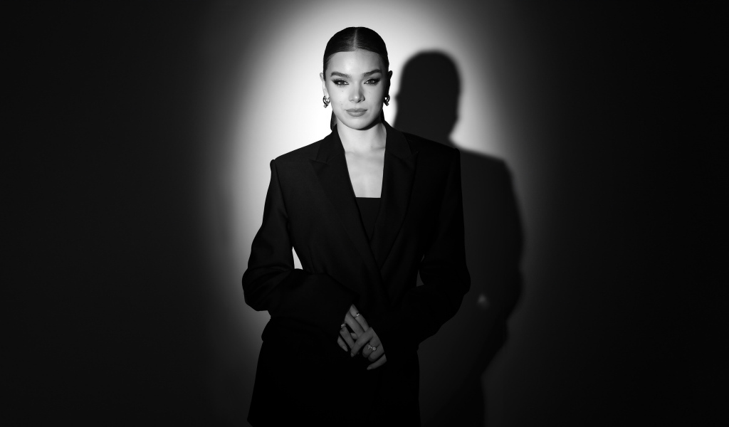 Черно-белое фото актрисы Хейли Стейнфилд