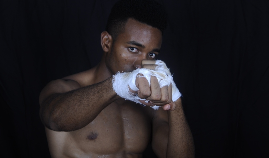 Темнокожий мужчина боксер 