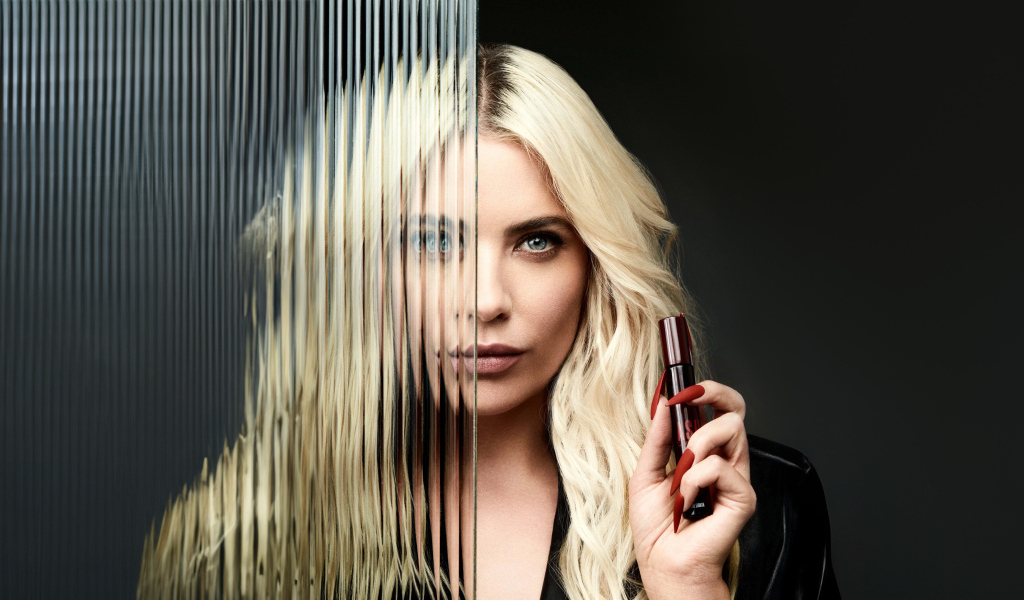 Блондинка Эшли Бенсон стоит за стеклом