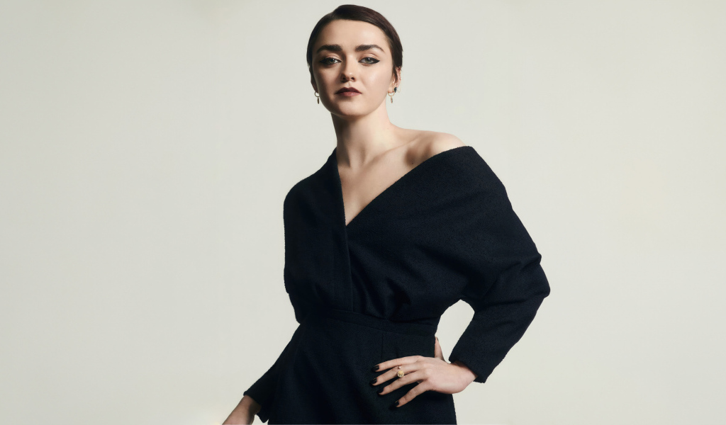 Яркая актриса Мэйси Уильямс в черном платье