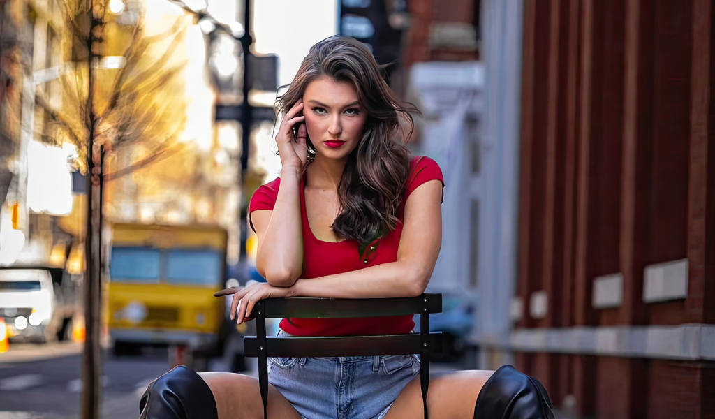 Яркая девушка Рейчел Пиццолато сидит на стуле