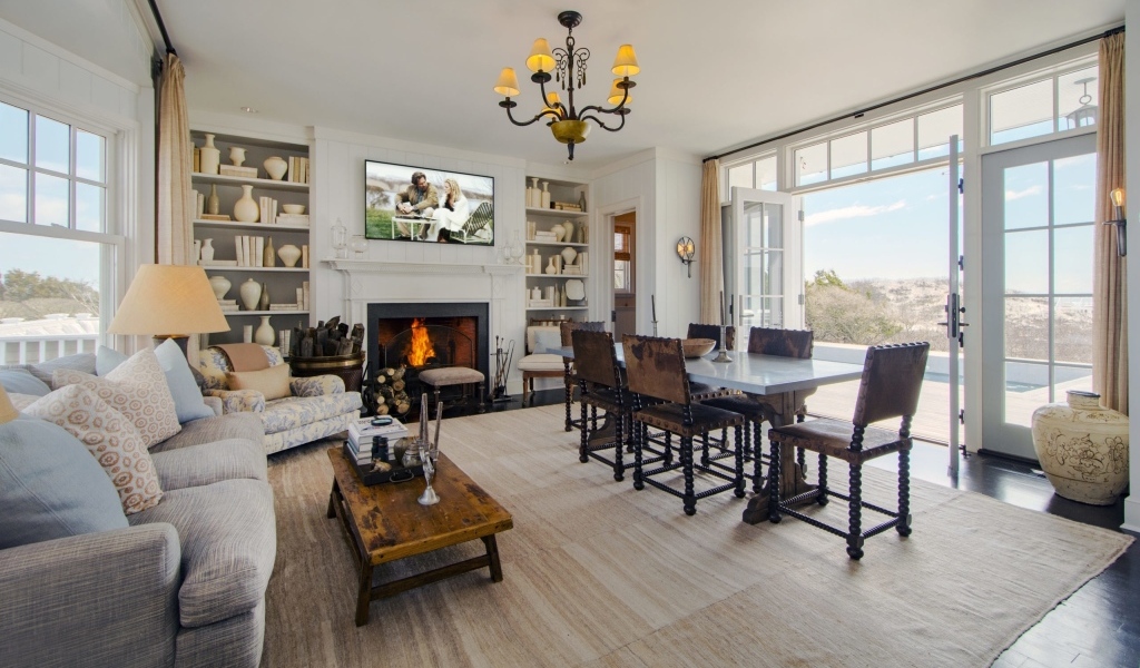 Светлая просторная гостиная с камином и выходом на террасу в загородном особняке