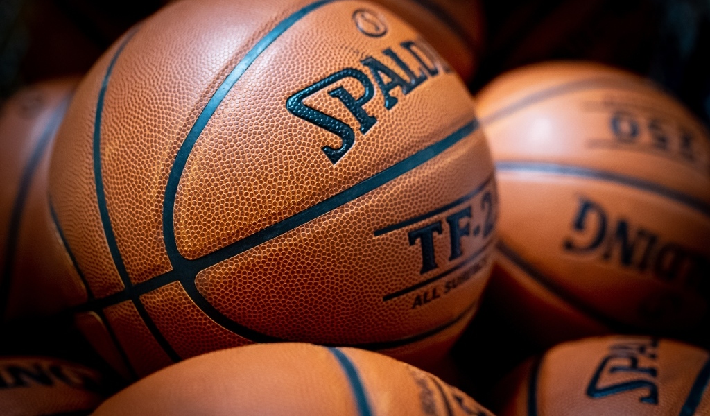 Коричневые кожаные баскетбольные мячи крупным планом