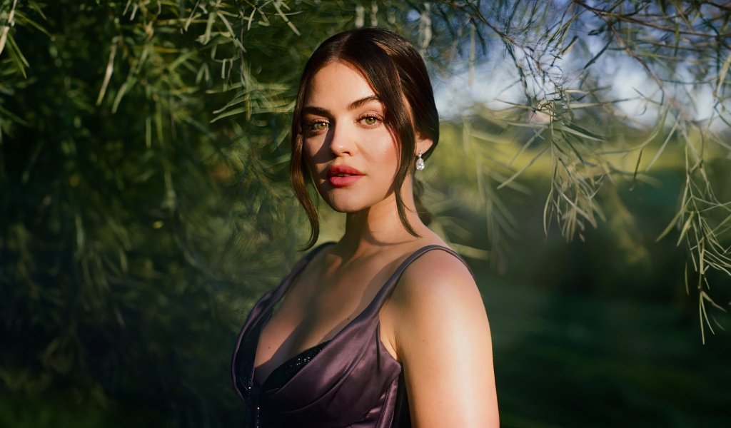 Брюнетка Люси Хейл в лучах солнца