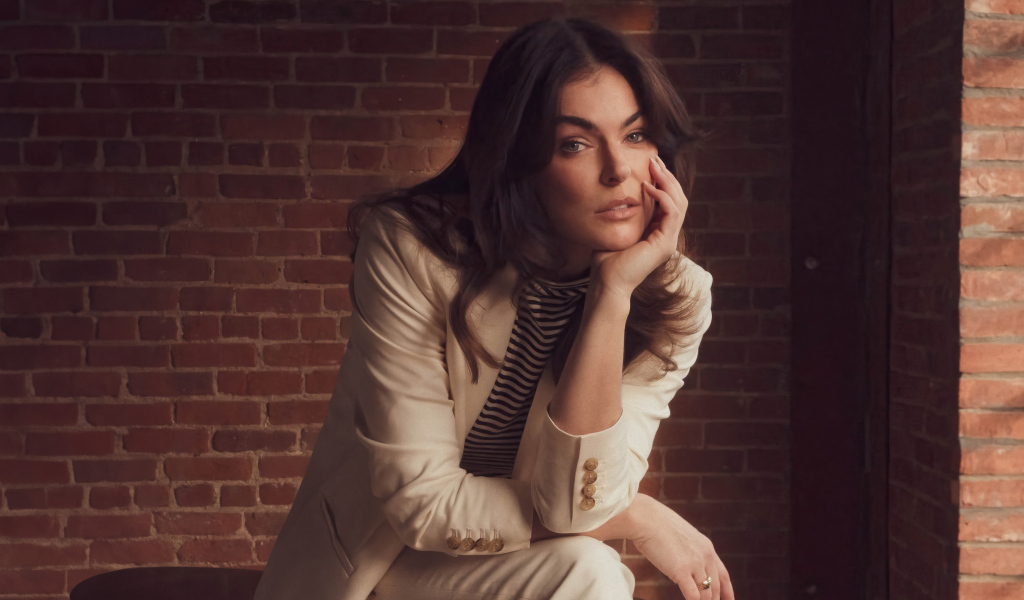 Канадская актриса Серинда Суон в белом костюме