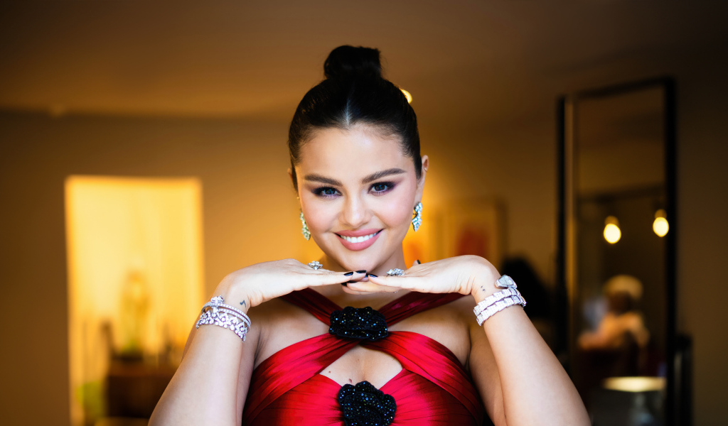 Очаровательная улыбка молодой девушки Селены Гомес