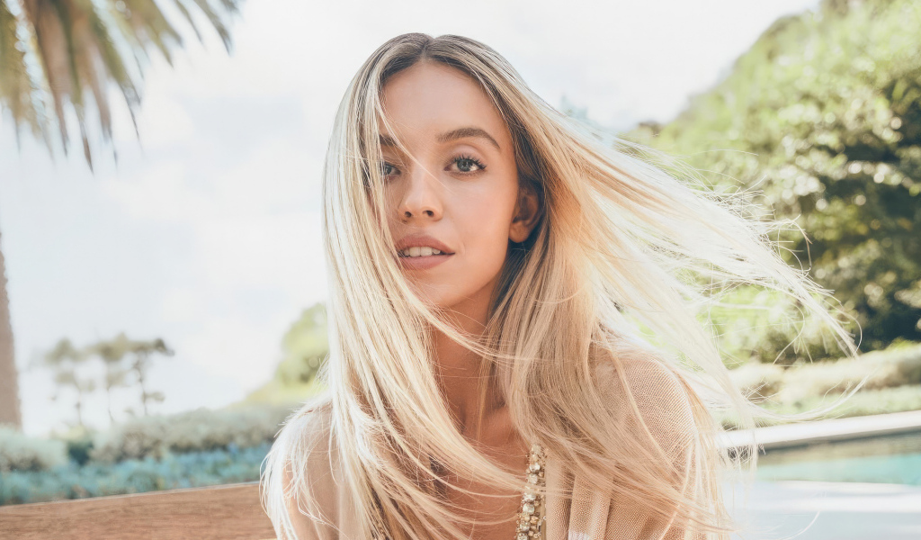 Милая блондинка с длинными волосами Сидни Суини