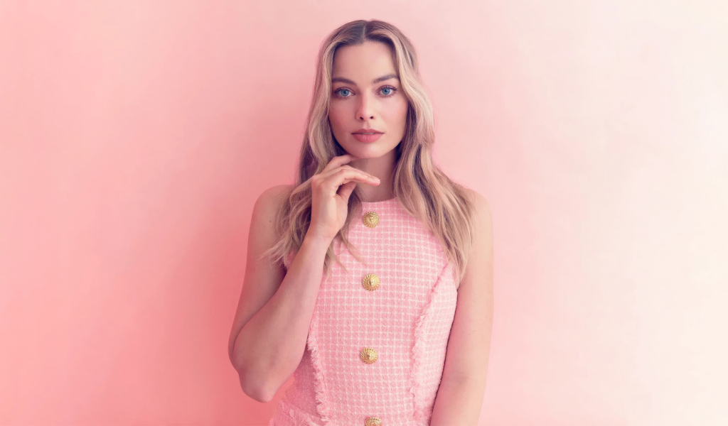 Милая голубоглазая блондинка Марго Робби на розовом фоне