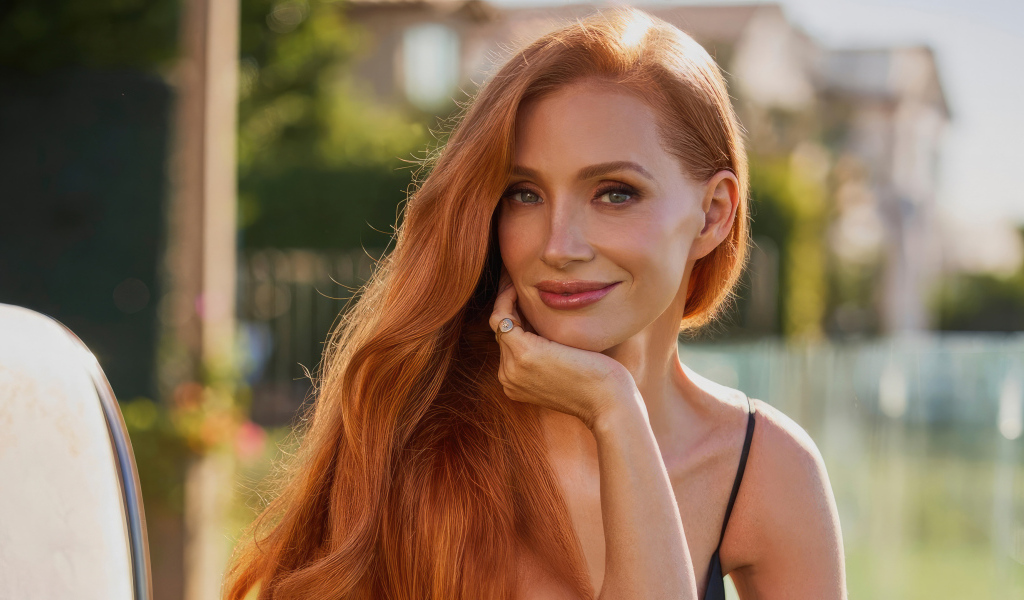 Милая голубоглазая рыжеволосая девушка актриса Джессика Честейн