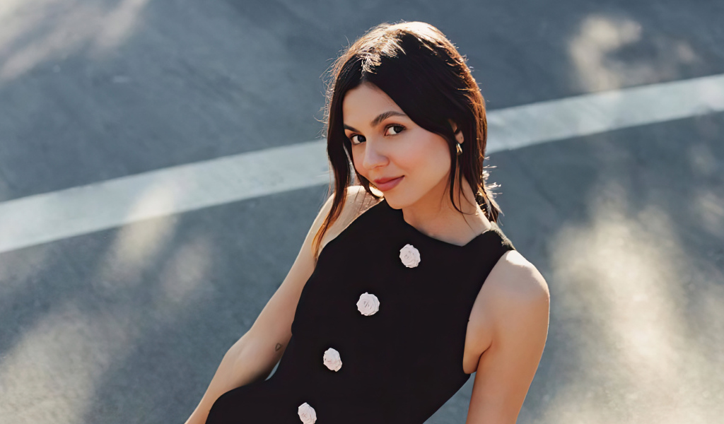 Милая кареглазая брюнетка актриса Виктория Джастис