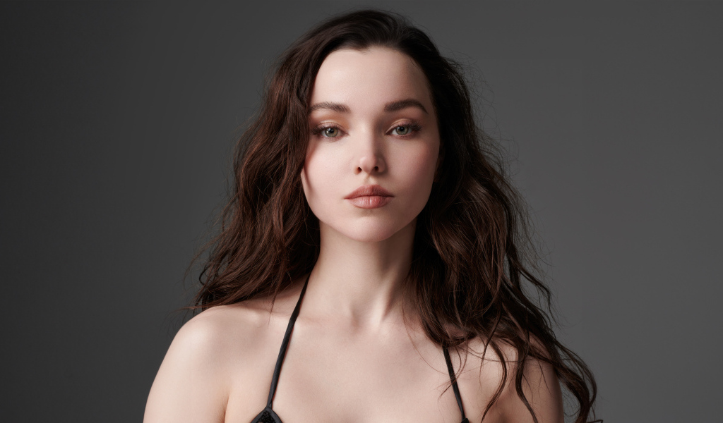 Милое лицо девушки Дав Кэмерон на сером фоне