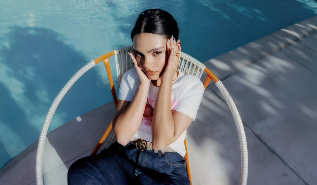 Милая девушка Ариана Гринблатт на кресле у бассейна