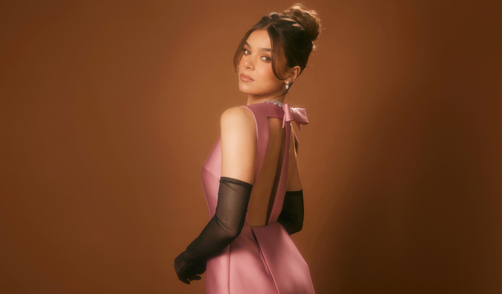 Милая девушка актриса Хейли Стейнфилд в розовом платье