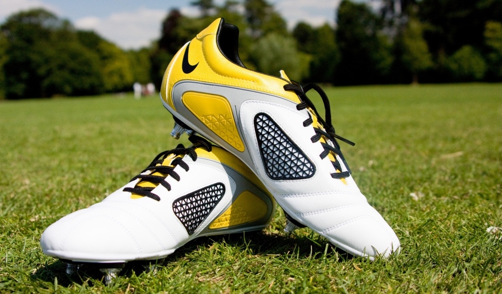 Футбольные бутсы на зеленой траве