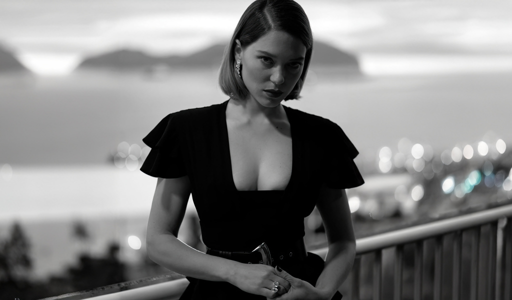 Французская актриса Леа Сейду черно-белое фото