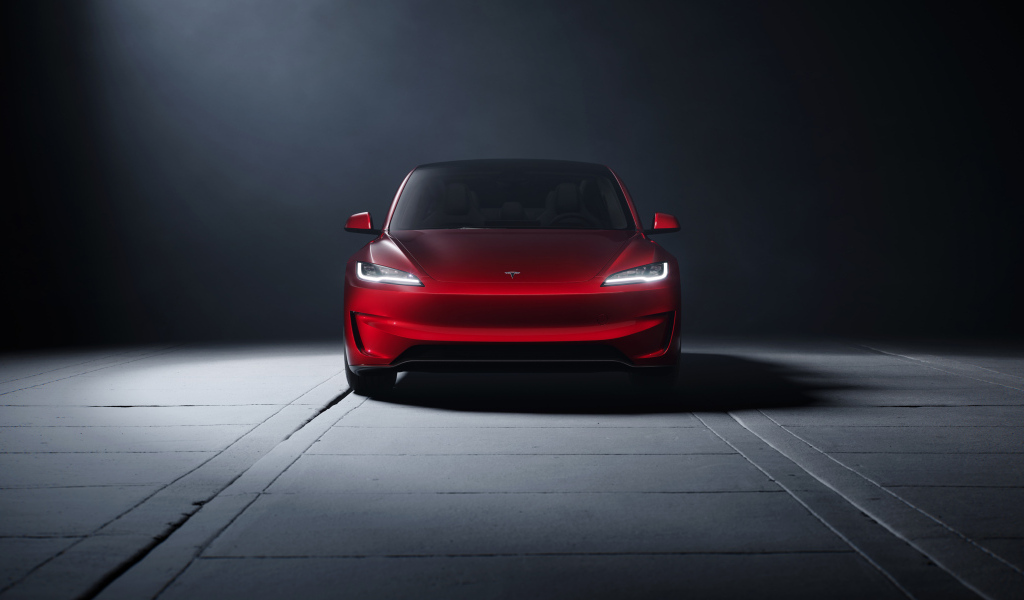 Вид спереди на красный автомобиль Tesla Model 3 Performance 2024 года