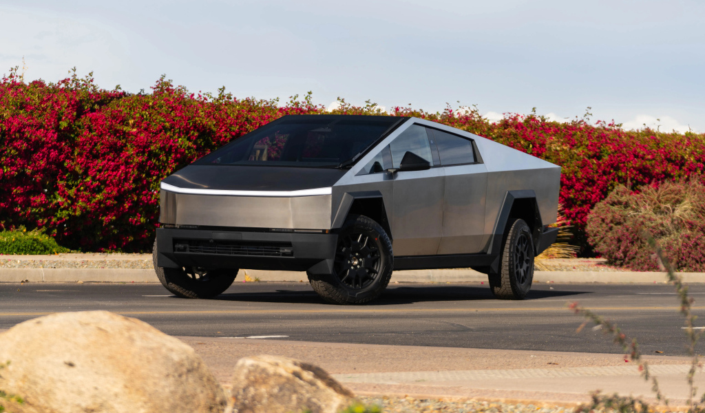 Футуристический серебристый автомобиль Tesla Cybertruck 2024  года