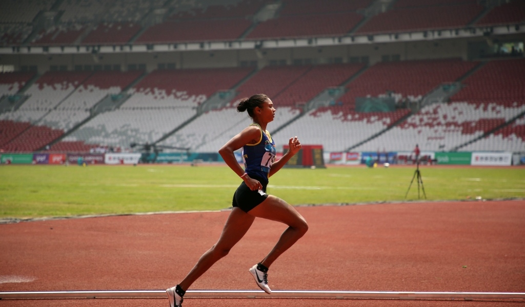 Девушка бегун на стадионе