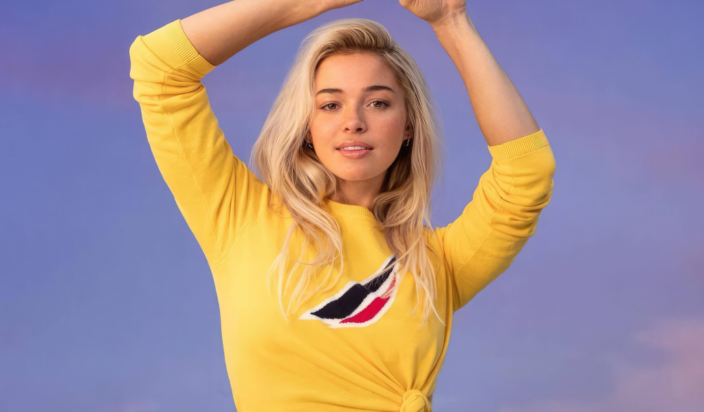 Гимнастка Ливви Данн на сиреневом фоне