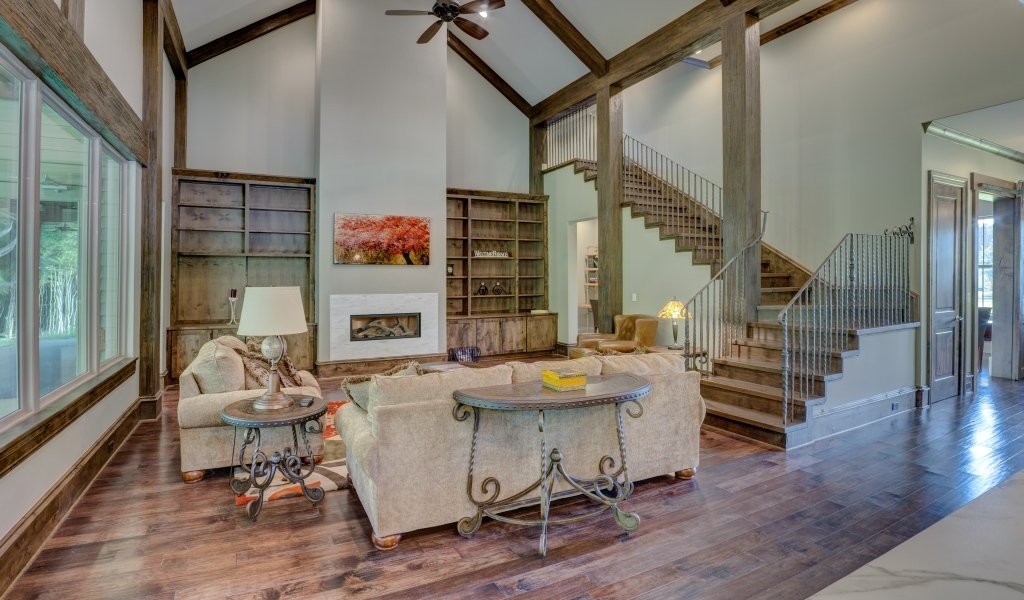 Высокая лестница на второй этаж в доме 