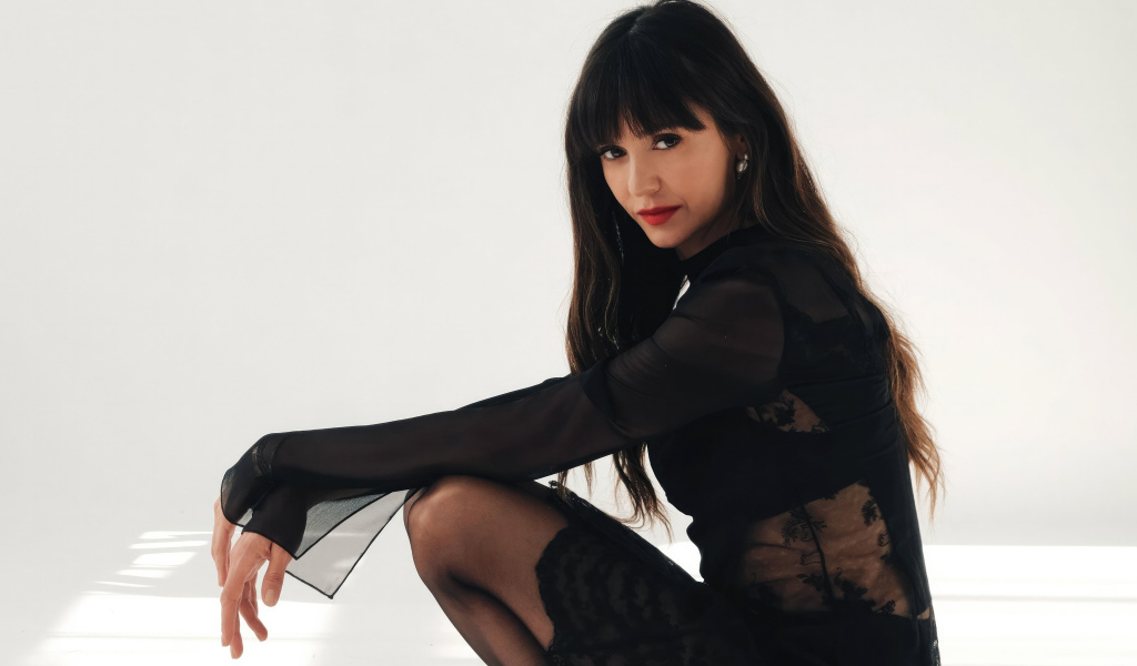 Жгучая брюнетка актриса Нина Добрев