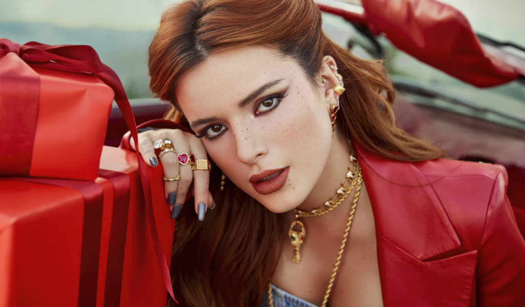 Жгучая рыжеволосая актриса Белла Торн