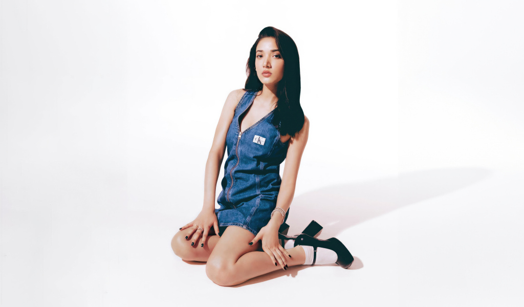 Индийская актриса Медха Шанкр на белом фоне