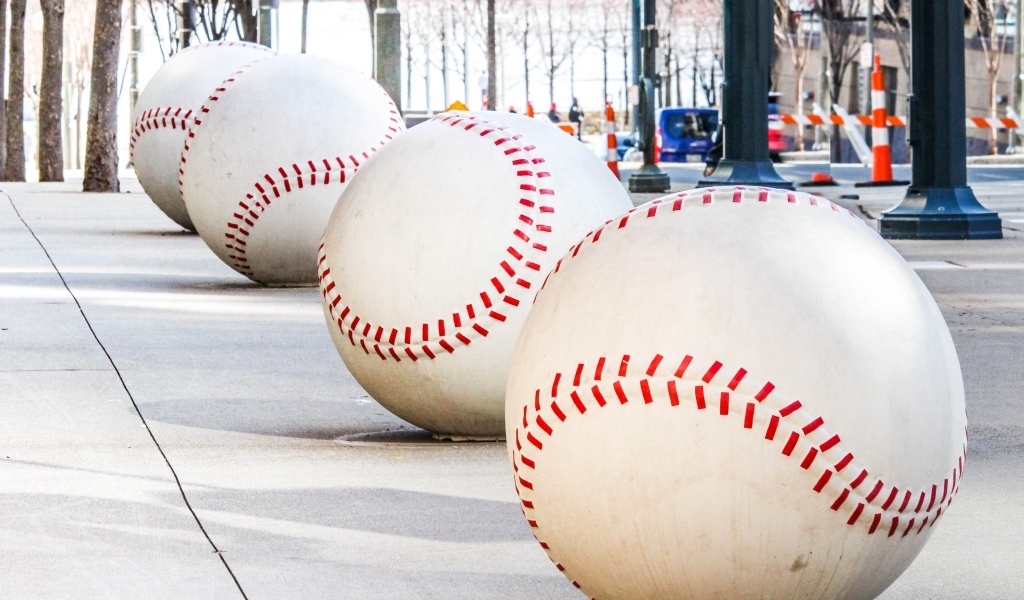 Большие бетонные бейсбольные мячи