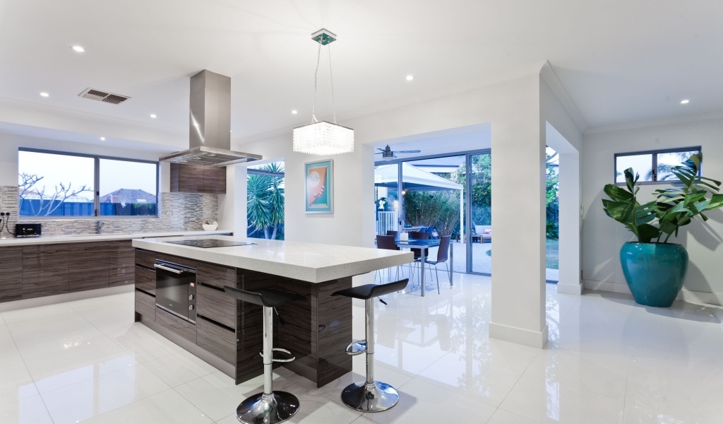 Большая просторная кухня загородного дома