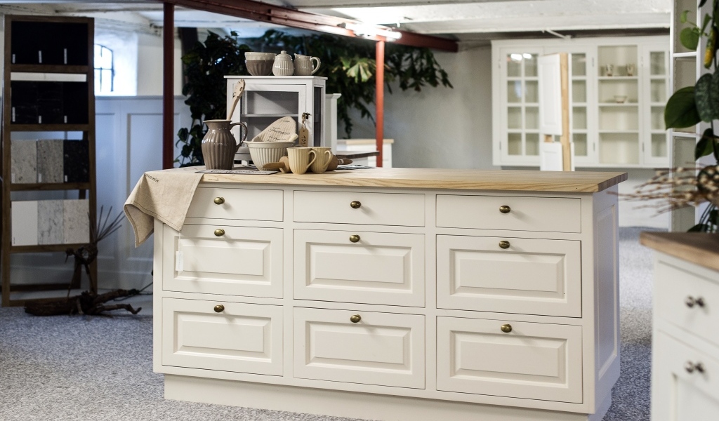 Большой белый комод в комнате