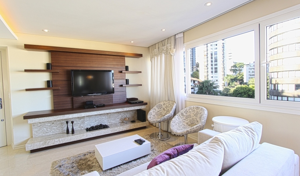 Большой белый диван в гостиной комнате