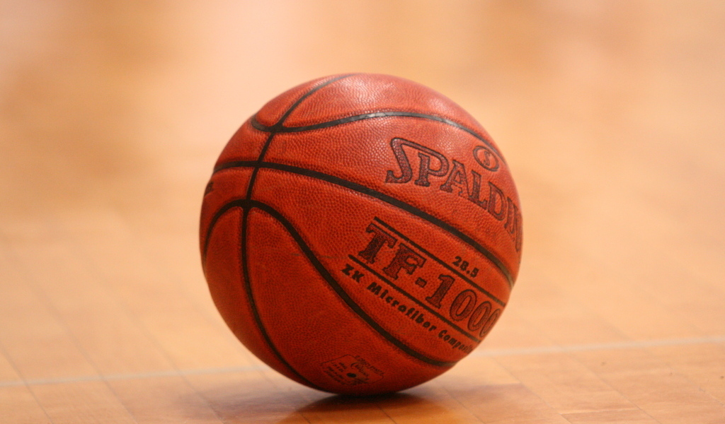 Кожаный мяч на баскетбольном поле