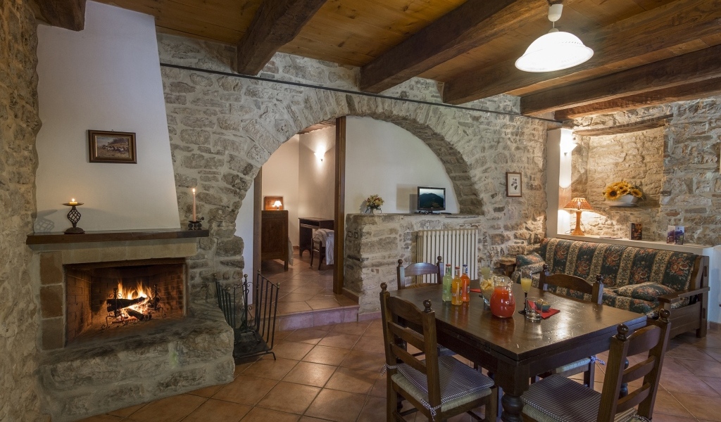 Гостиная в стиле лофт с камином