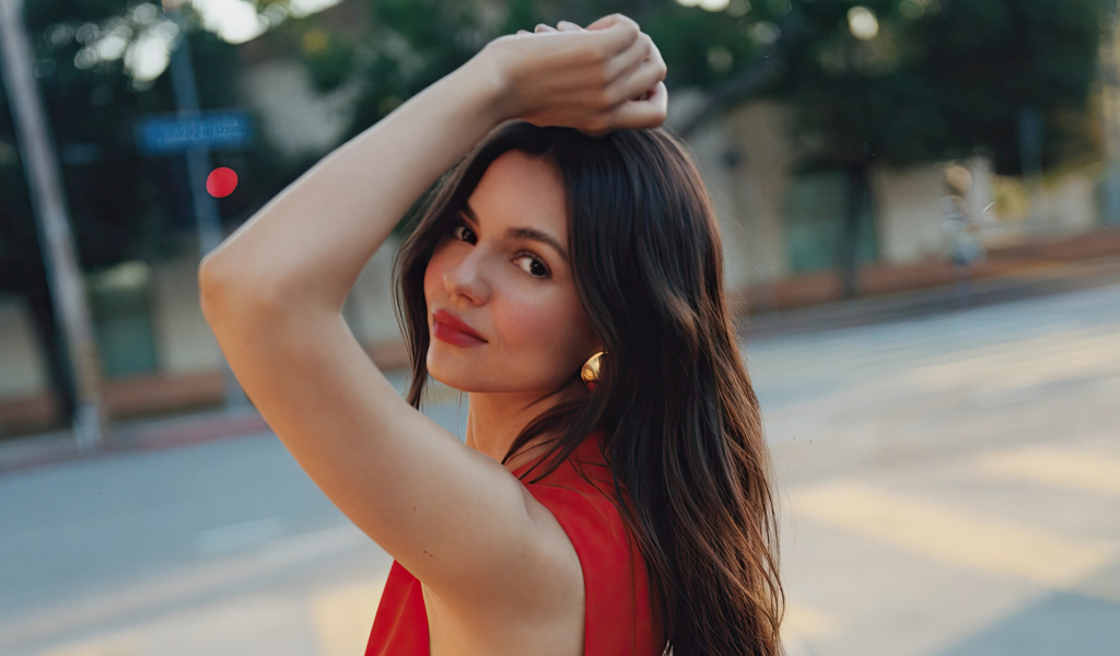 Длинноволосая брюнетка Виктория Джастис в красном