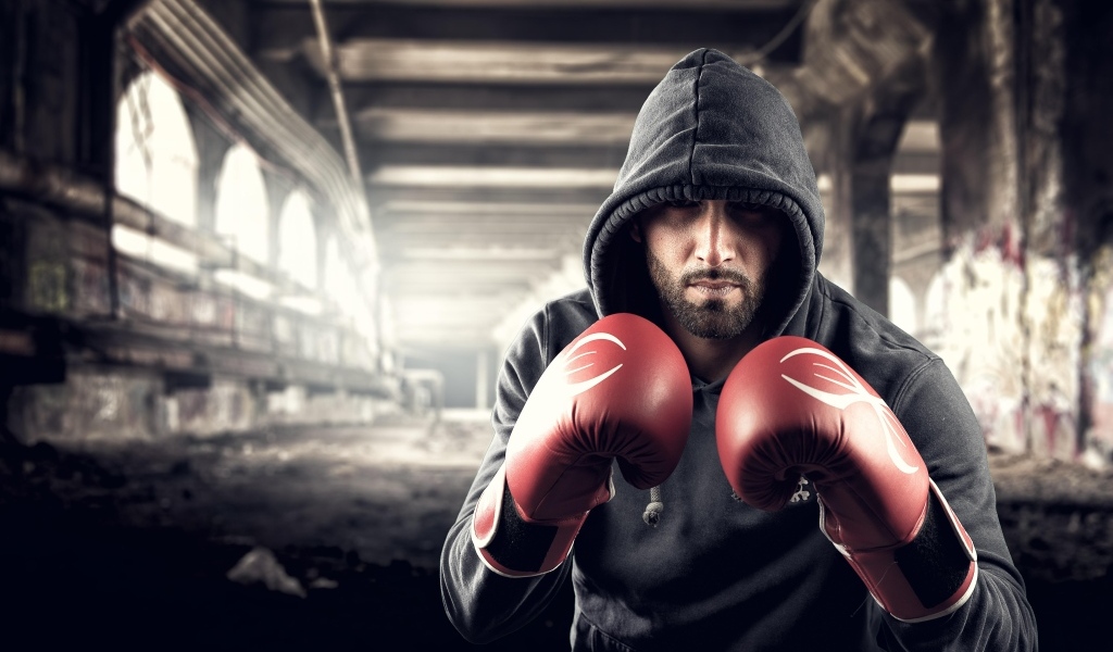 Мужчина с красных боксерских перчатках