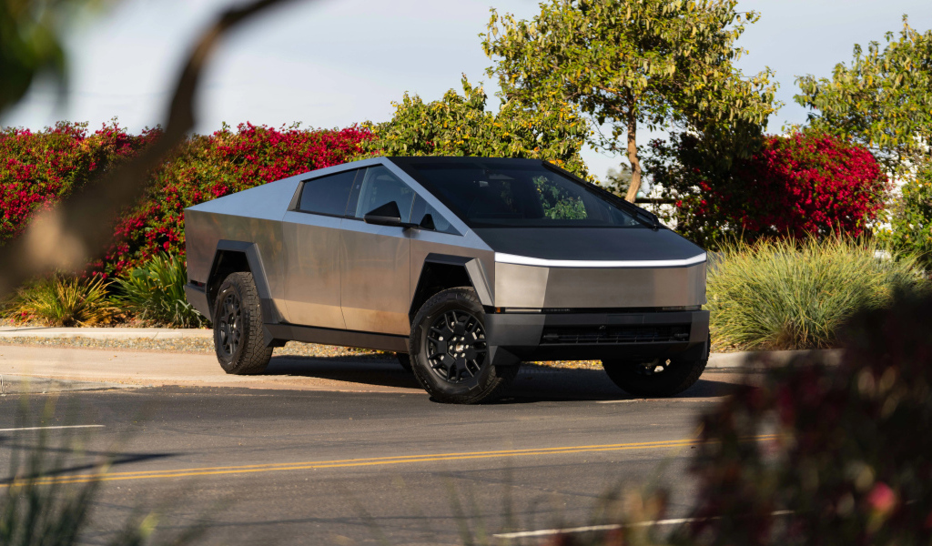 Серебристый автомобиль Tesla Cybertruck 2024  года