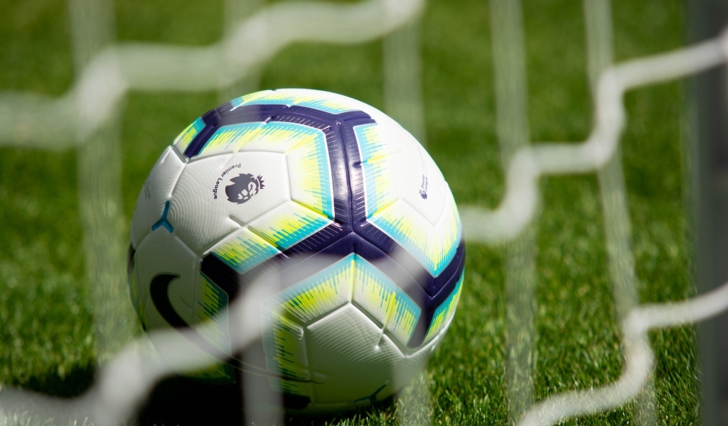 Футбольный мяч у сетки на поле