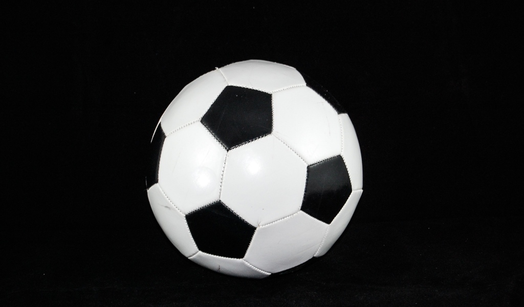 Футбольный мяч на черном фоне крупным планом