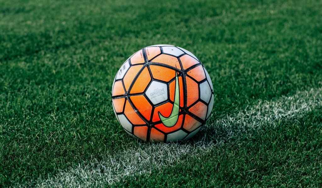 Футбольный мяч на зеленом поле