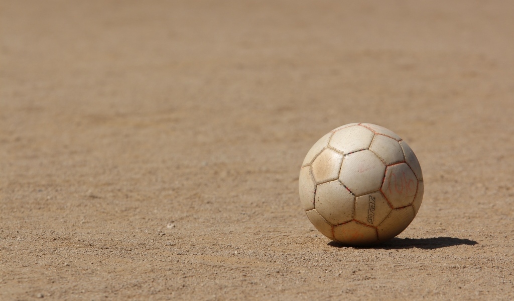 Футбольный мяч на песке 