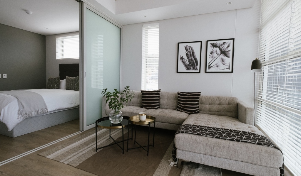 Диван в комнате с большой кроватью 