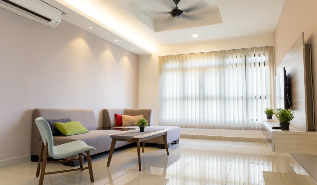 Просторная гостиная с небольшим количеством мебели