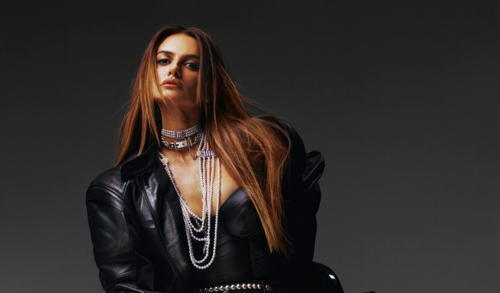 Эффектная Пенелопа Крус в черной кожаной куртке