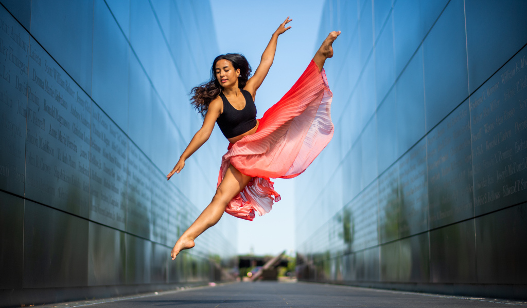 Эффектный прыжок балерины у здания