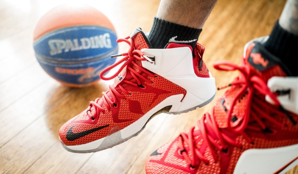 Спортивные кроссовки с мячом 