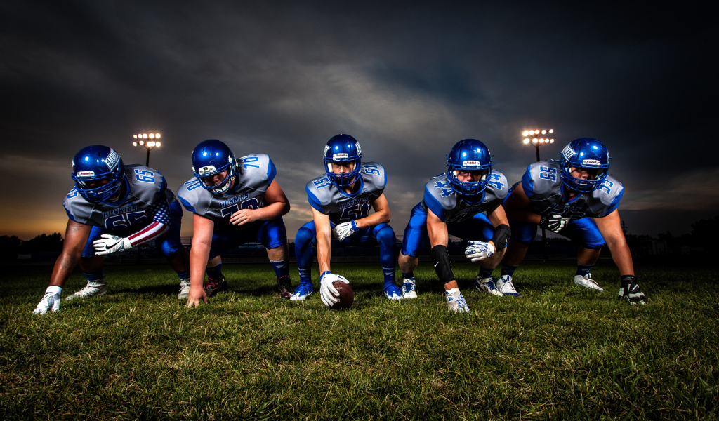 Команда игроков в американский футбол на поле