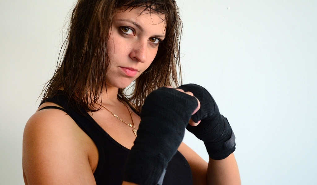 Девушка стоит в спортивной  стойке 