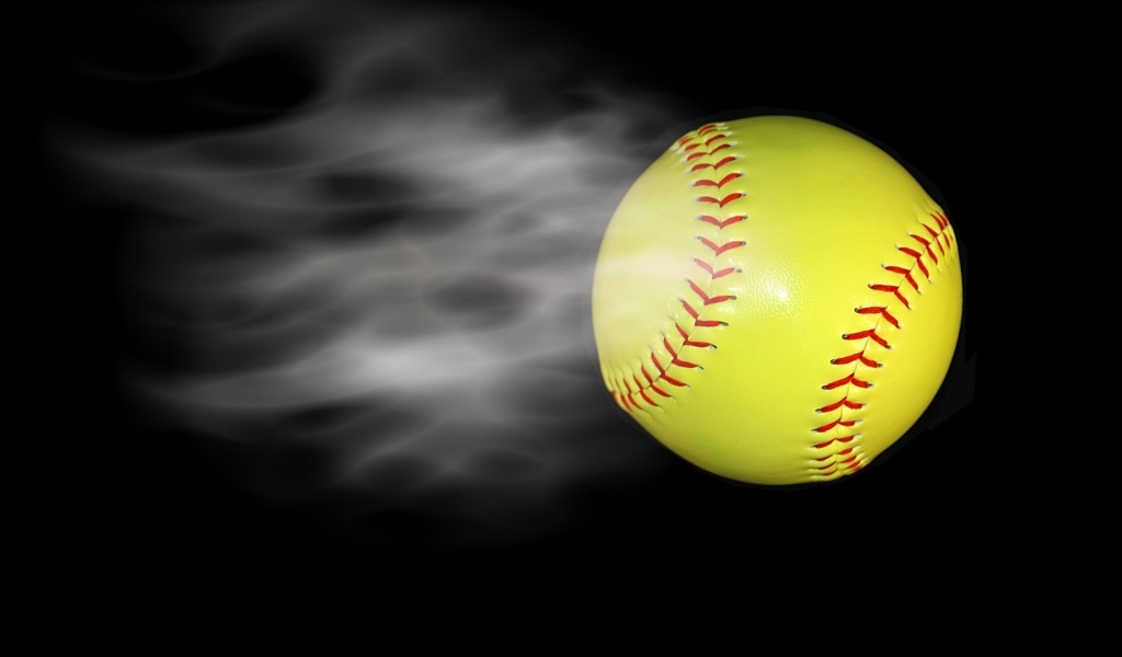 Желтый бейсбольный мяч с дымом на черном фоне