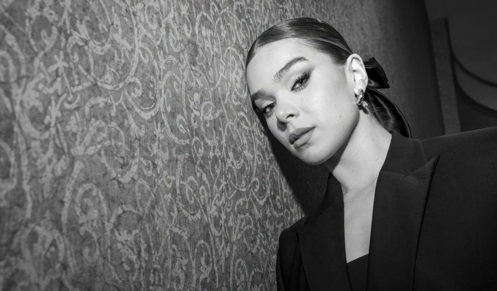 Молодая американская актриса Хейли Стейнфилд у стены