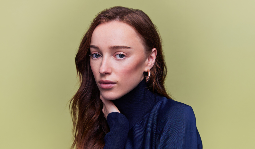 Молодая британская актриса Фиби Дайневор